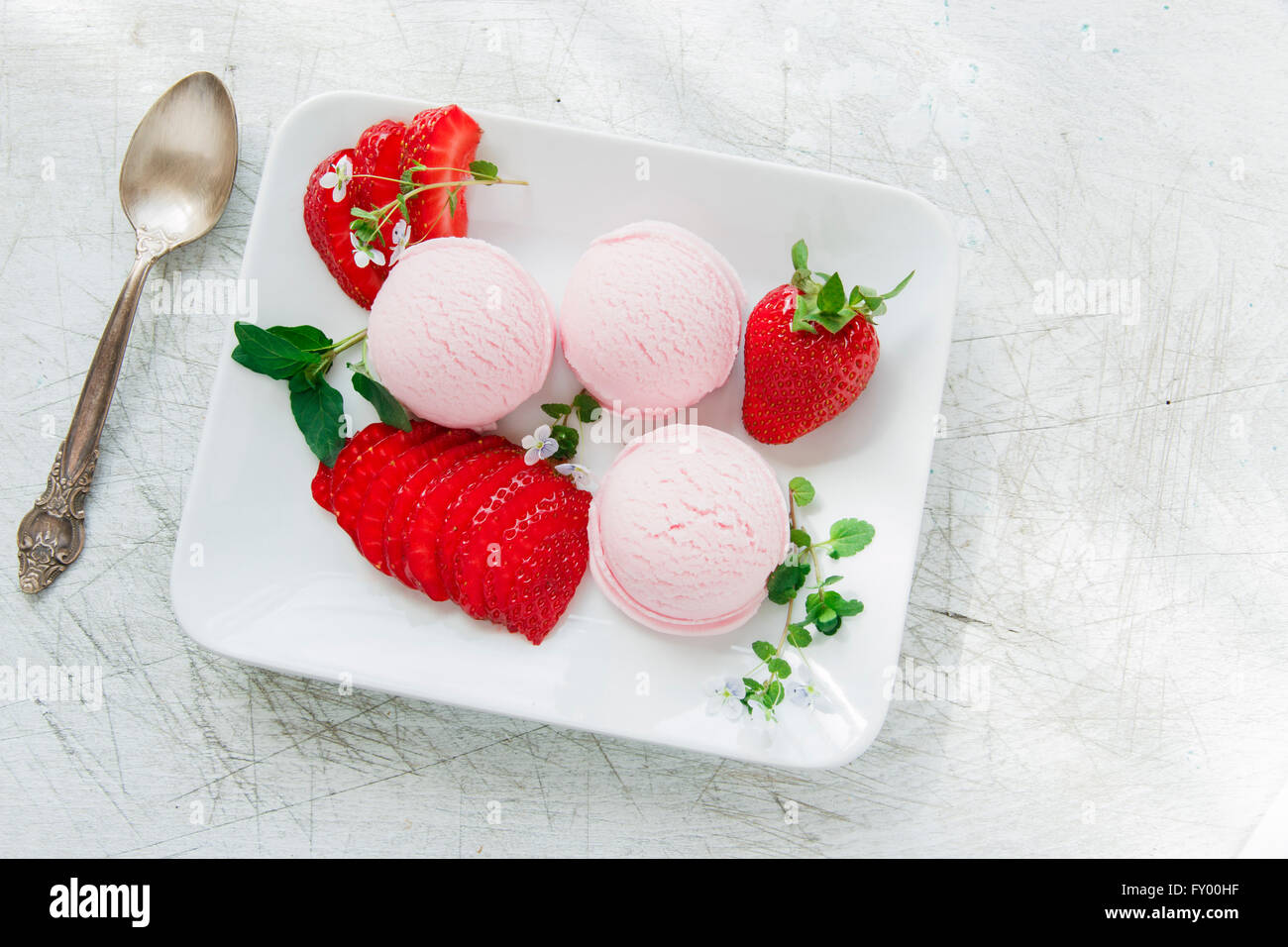 Boule de glace à la fraise avec des fraises fraîches Banque D'Images