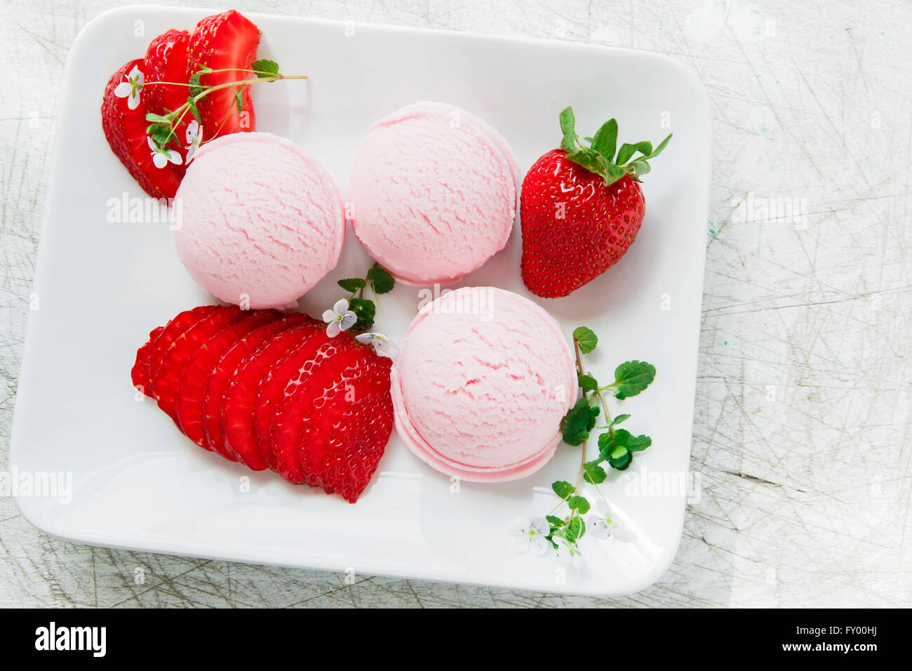 Boule de glace à la fraise avec des fraises fraîches Banque D'Images