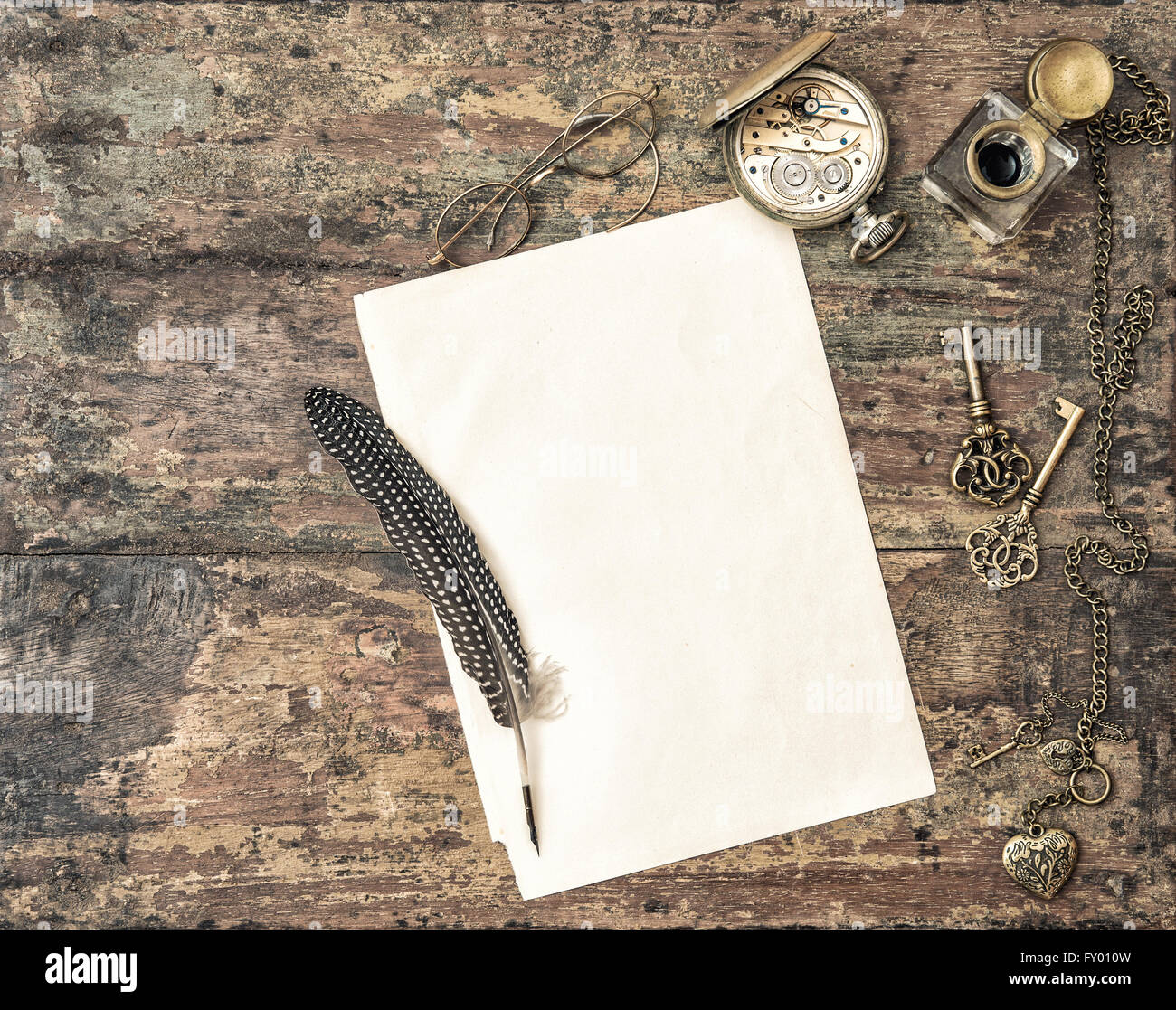 Livre ouvert et l'écriture antique accessoires. Stylo plume et encrier sur fond de bois. Tons Vintage Banque D'Images