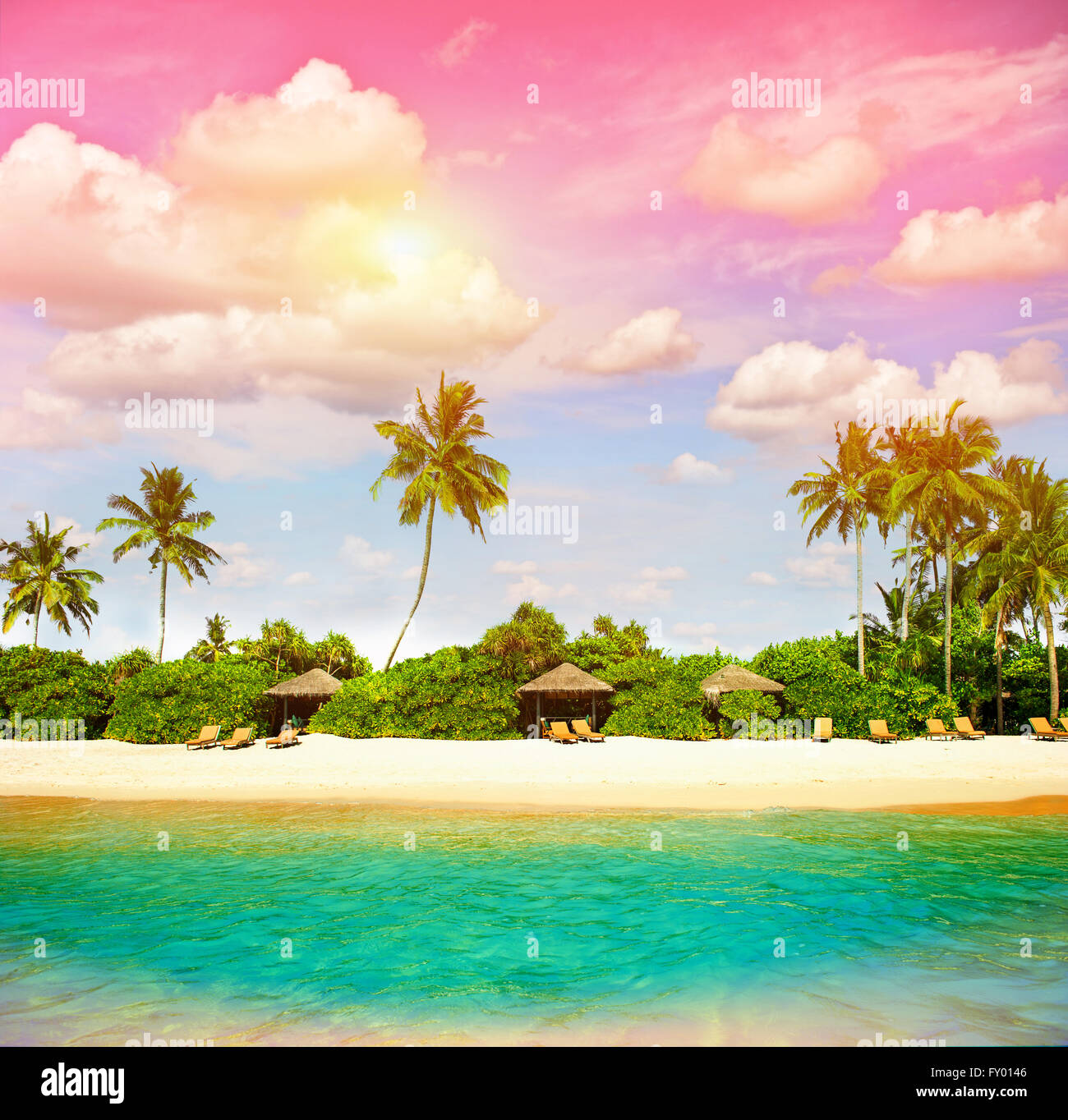 Plage tropicale avec Ciel de coucher du soleil. Paradise Island avec palmiers. Photo couleur style vintage Banque D'Images