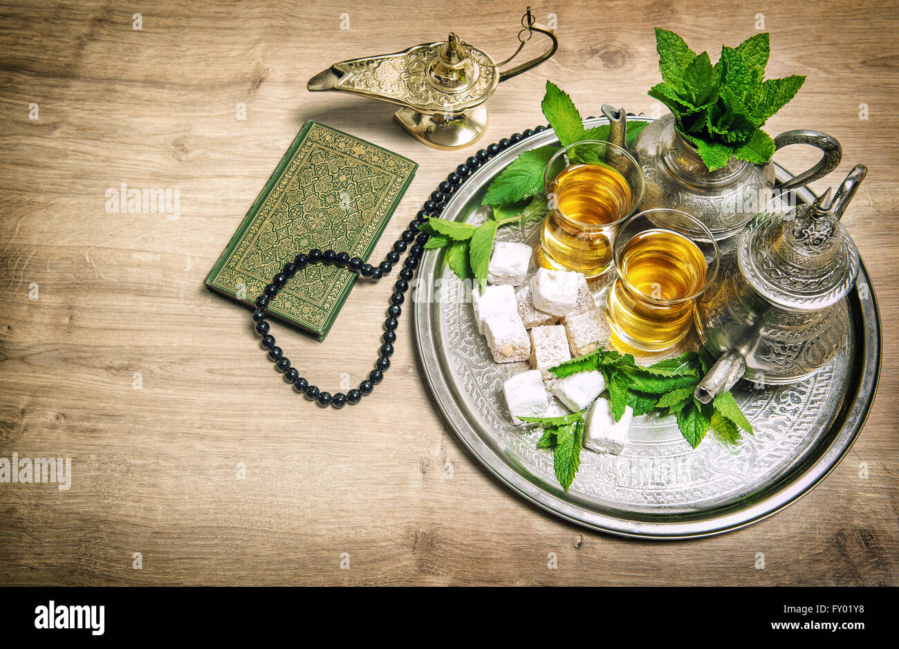 Verres à thé et pot. L'hospitalité orientale concept. Jours fériés islamiques décoration. Ramadan kareem. Eid Mubarak. Tons style vintage Banque D'Images