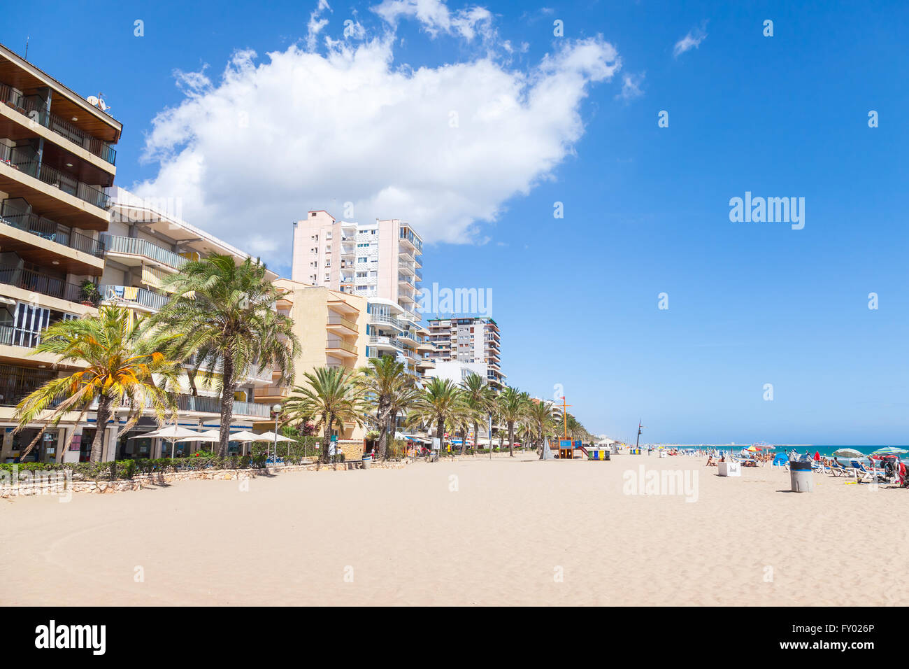Vaste plage de sable publique de Calafell resort town dans une journée ensoleillée. La région de Tarragone, Catalogne, Espagne Banque D'Images