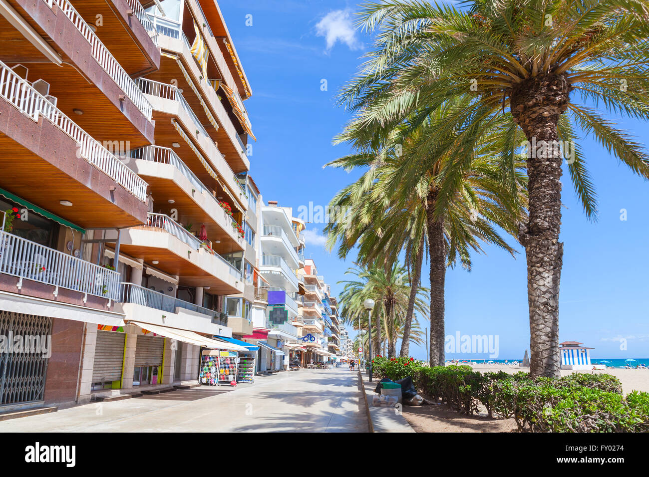Les bâtiments modernes sur la rue côtière de Calafell resort town en journée ensoleillée. La région de Tarragone, Catalogne, Espagne Banque D'Images
