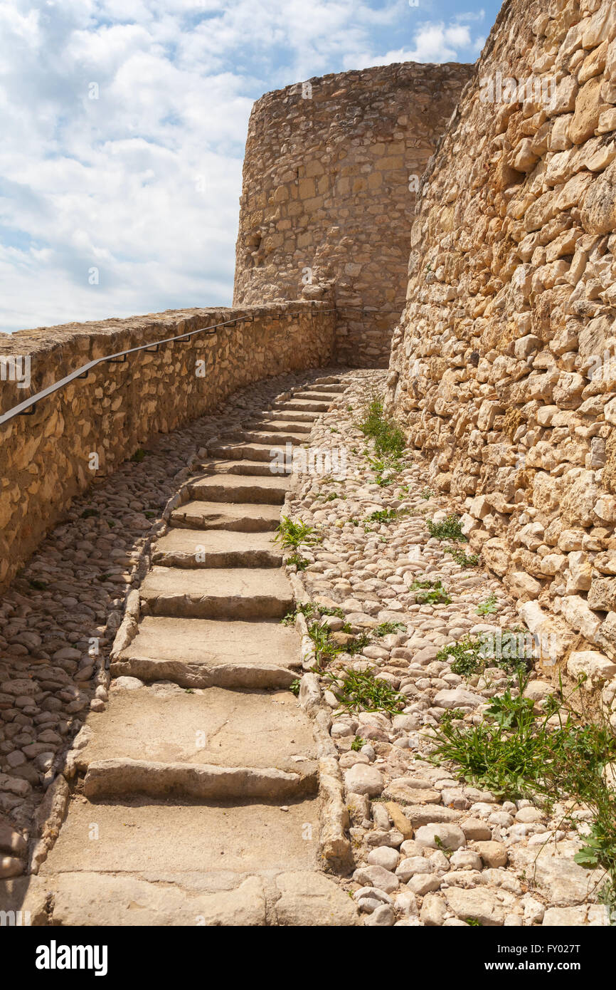 Escaliers en pierre ancienne aller jusqu'à l'ancienne forteresse de la ville de Calafell, Espagne Banque D'Images