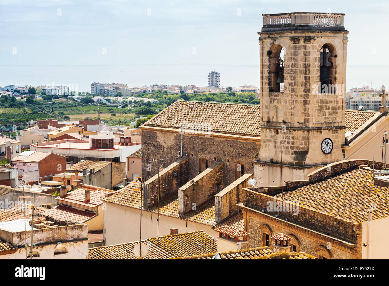 Paysage urbain d'Espagnol ville-station Calafell en été. Clocher et les toitures en carrelage rouge vieille partie de la ville Banque D'Images
