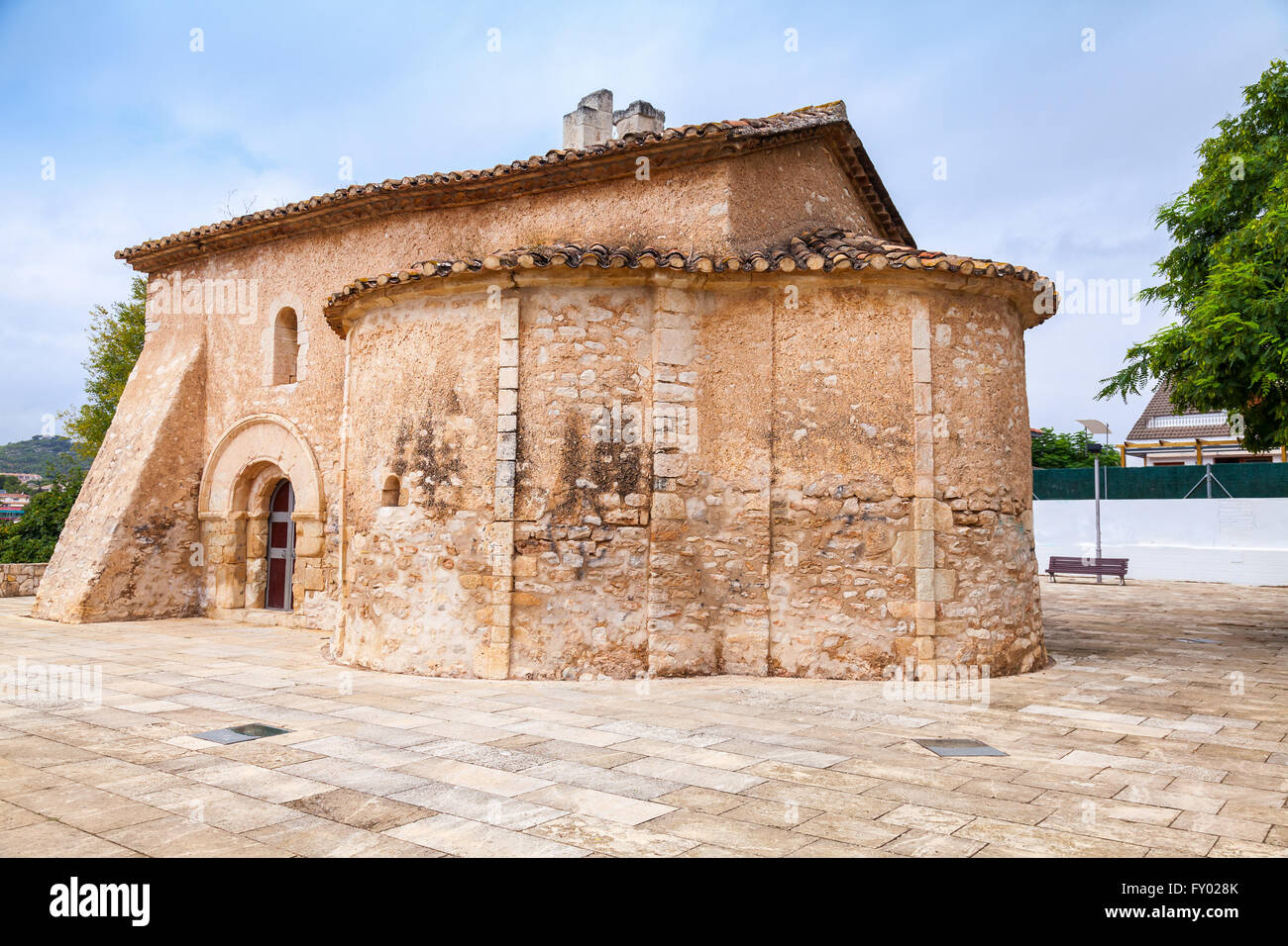 L'église Saint Michel à Calafell, Espagne. C'est un travail de transaction du clocher roman de style gothique, a été façonné en XIII siècle Banque D'Images