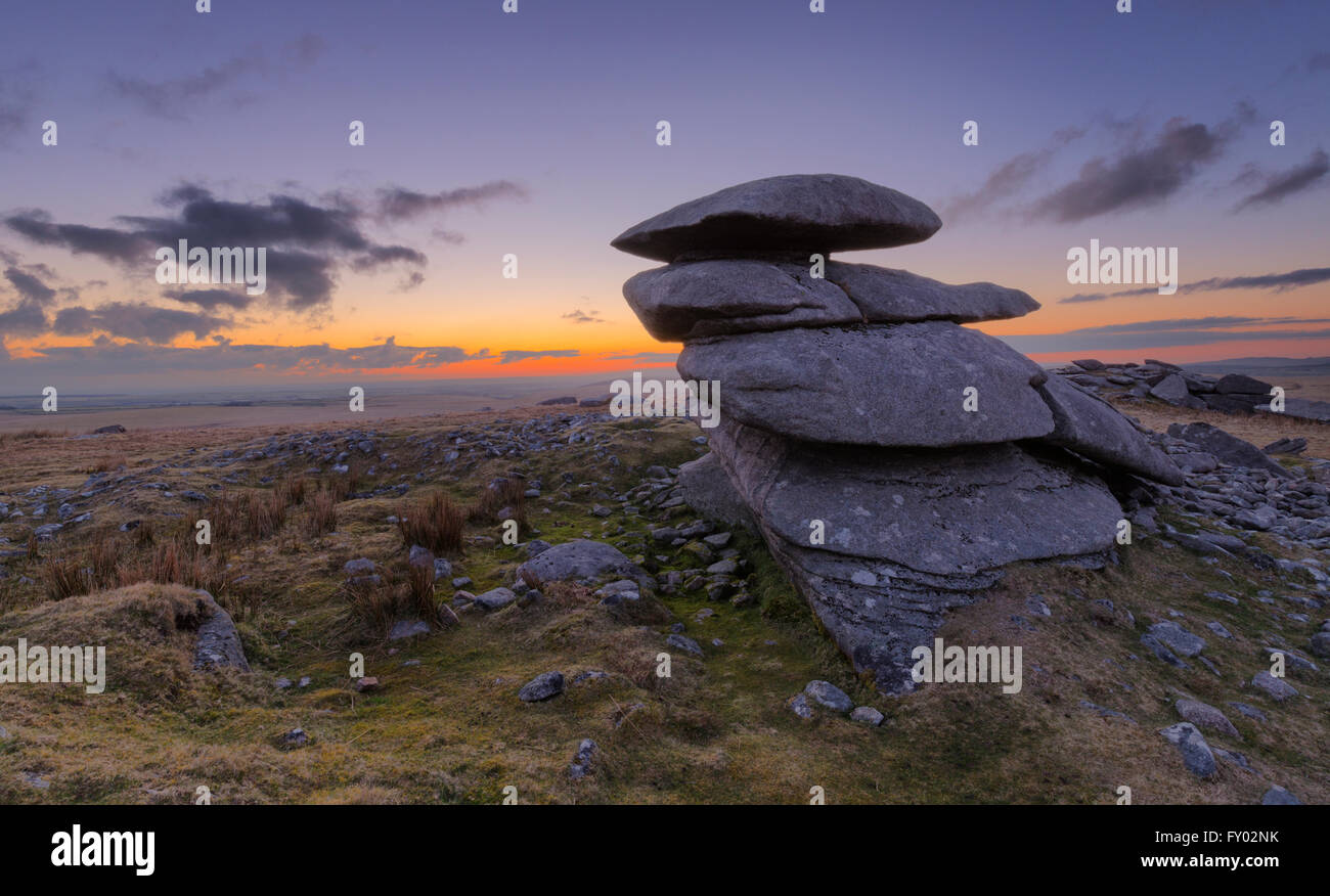 Lever du soleil à une averse Tor sur Bodmin Moor en Cornouailles du Nord Banque D'Images