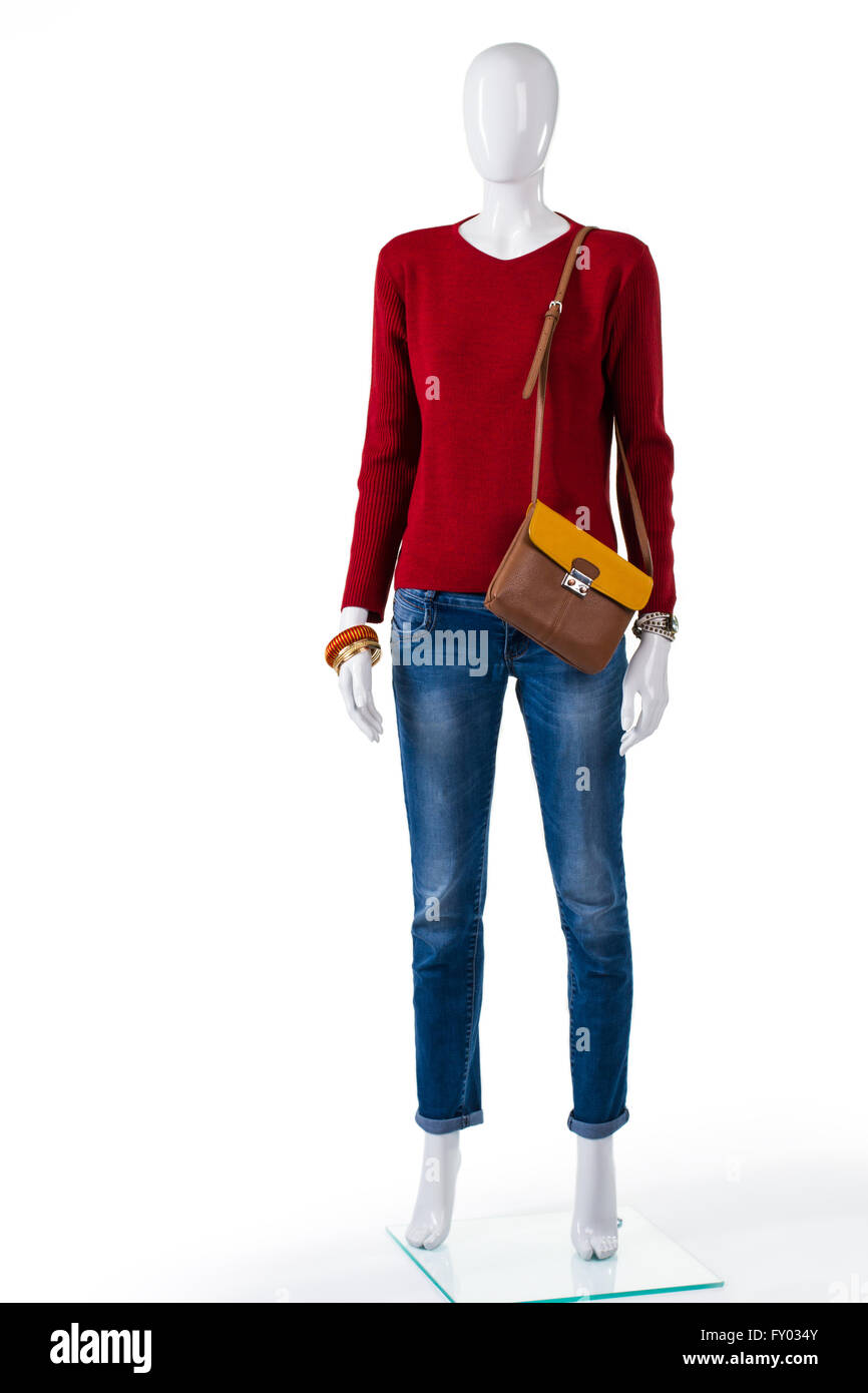 Skinny jeans et pull rouge. Banque D'Images