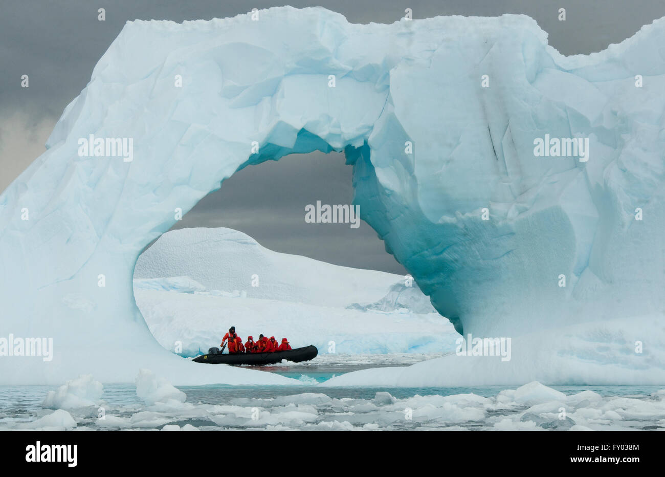 Zodiaque et Iceberg, Péninsule Antarctique Banque D'Images