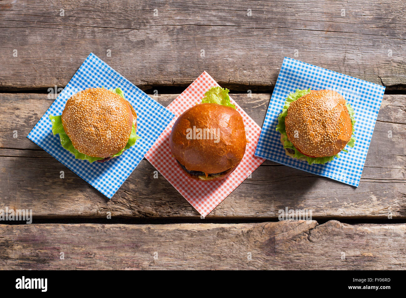 Les burgers sur serviettes à carreaux Photo Stock - Alamy