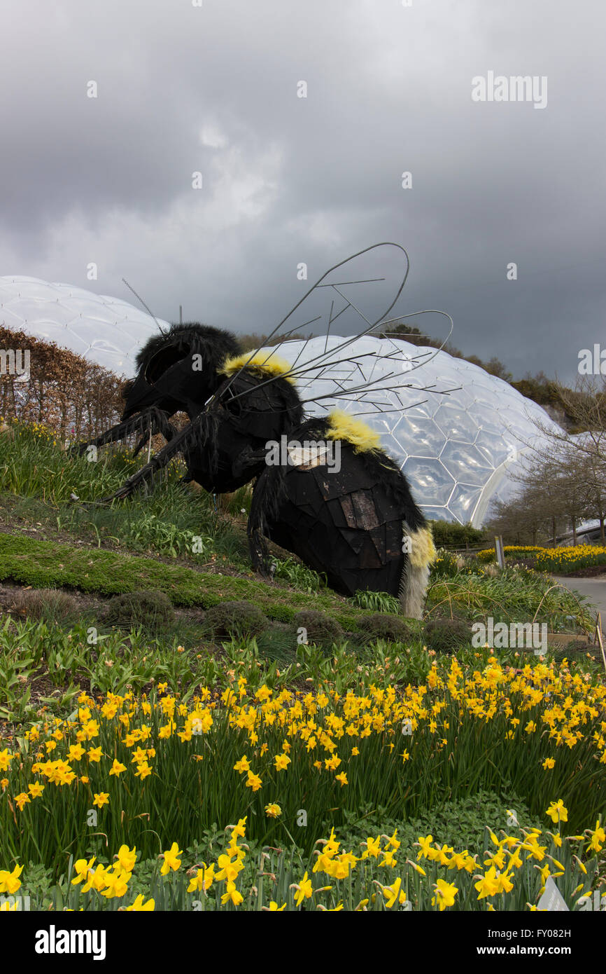 Sculpture d'abeilles dans le biome de plein air dans l'Eden Project, Cornwall, UK Banque D'Images