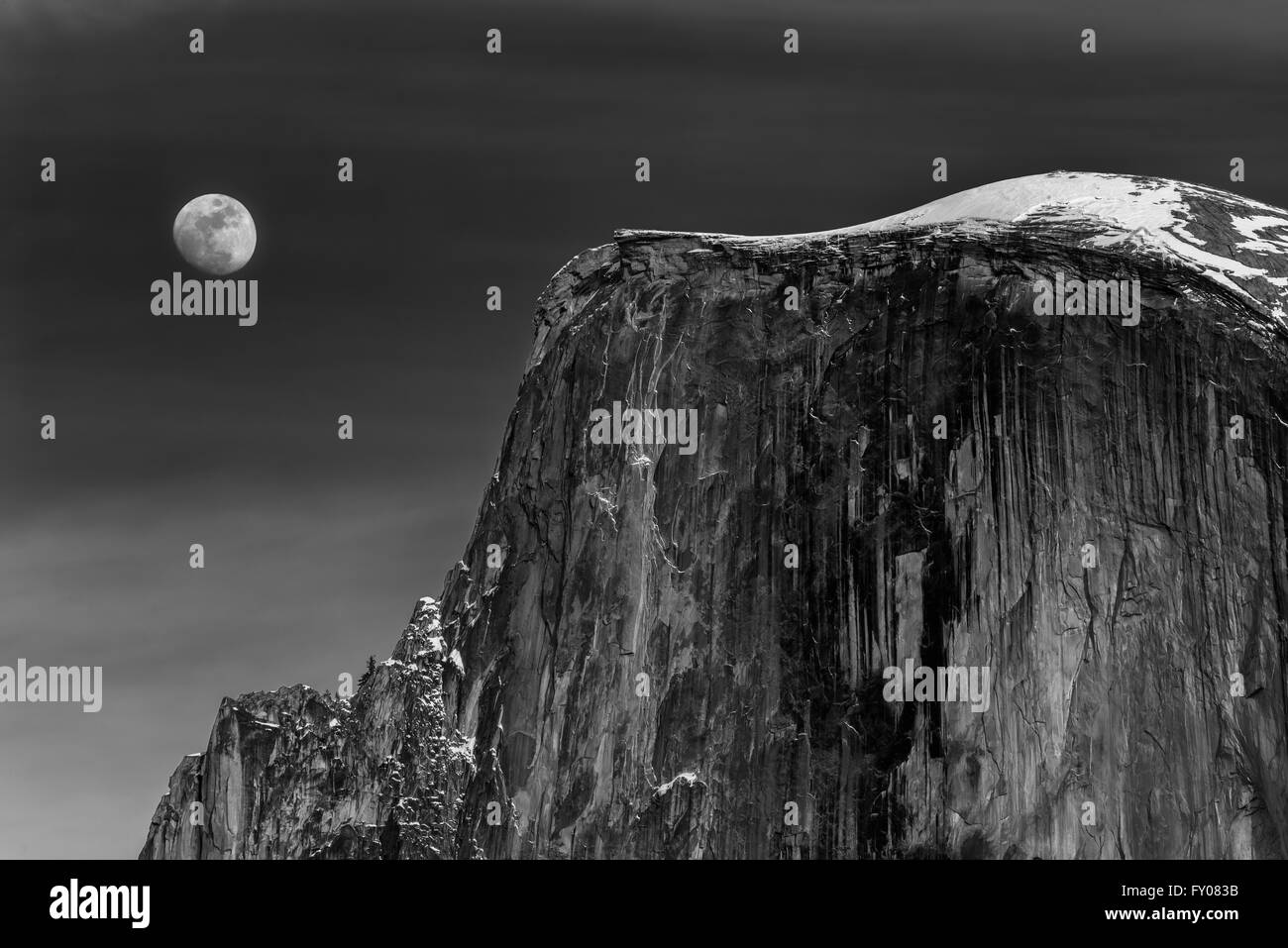 Lune se levant à côté de demi-dôme à Yosemite National Park Banque D'Images