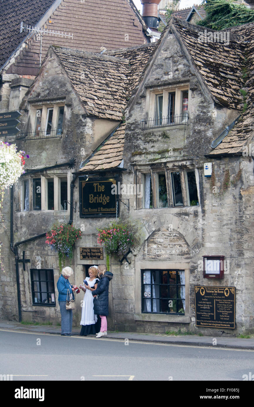 Bradford on Avon Le pont salon de thé victorien traditionnel serveuse en costume traditionnel en carte bancaire sur machine à l'extérieur Banque D'Images