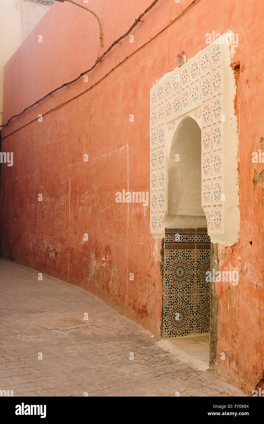 Un sol carrelé richement porte dans une ruelle de la médina de Marrakech, Maroc Banque D'Images