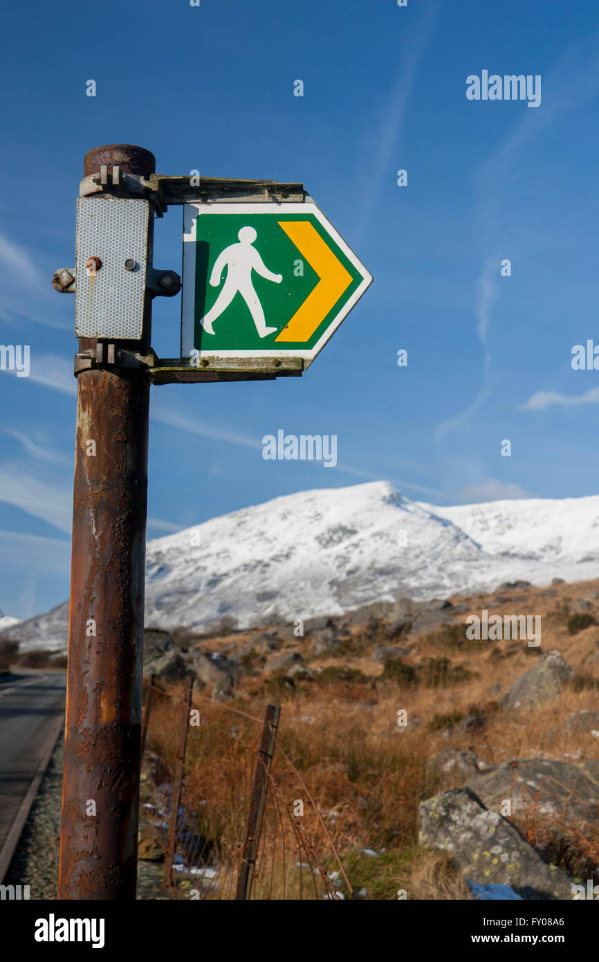 Sentier sign in Ogwen Valley avec Pen An Wen Ole en montagne neige en arrière-plan du Parc National de Snowdonia Gwynedd North Wales UK Banque D'Images