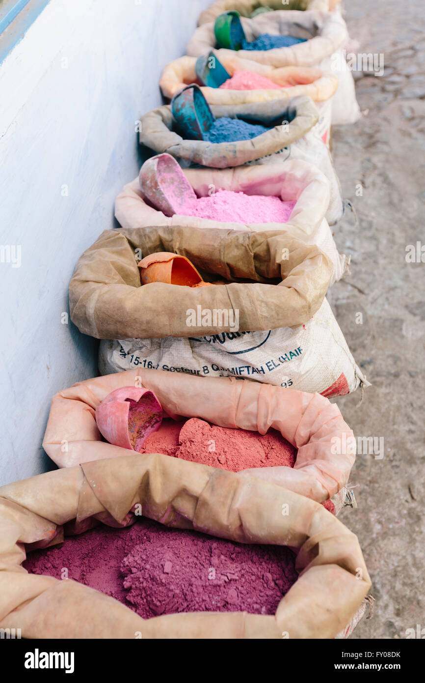 Des sacs colorés de peinture de poudre qui est utilisé pour peindre les maisons de rue à Chefchaouen au Maroc. Banque D'Images