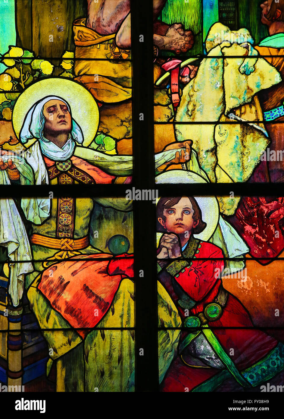 PRAGUE, RÉPUBLIQUE TCHÈQUE - 2 avril, 2016 : vitrail représentant le Saint Patron tchèque avec sa grand-mère de saint Venceslas Banque D'Images