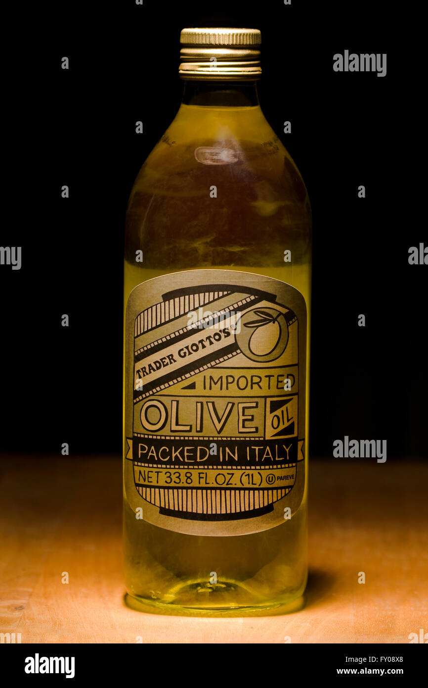 Trader Joe's l'huile d'olive importée de marque appelé Trader Giotto's dans une bouteille de verre 1 litre assis sur une table en bois Banque D'Images