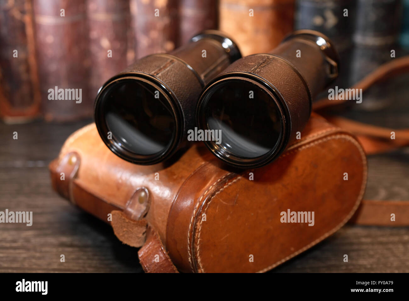 Vintage still life. Vieux jumelles et protection en cuir Banque D'Images