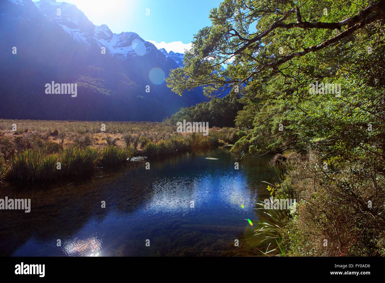 Les lacs miroirs reflètent les montagnes couvertes de neige sur la route à partir de Te Anau à Milford Sound dans l'île du sud de Banque D'Images