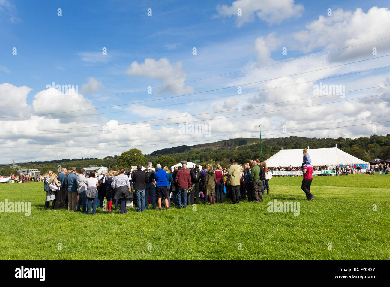 Les visiteurs du jeu Lancashire and Country Festival 2015 se rassembler dans le centre de l'arène pour regarder une démonstration de la tonte des moutons Banque D'Images