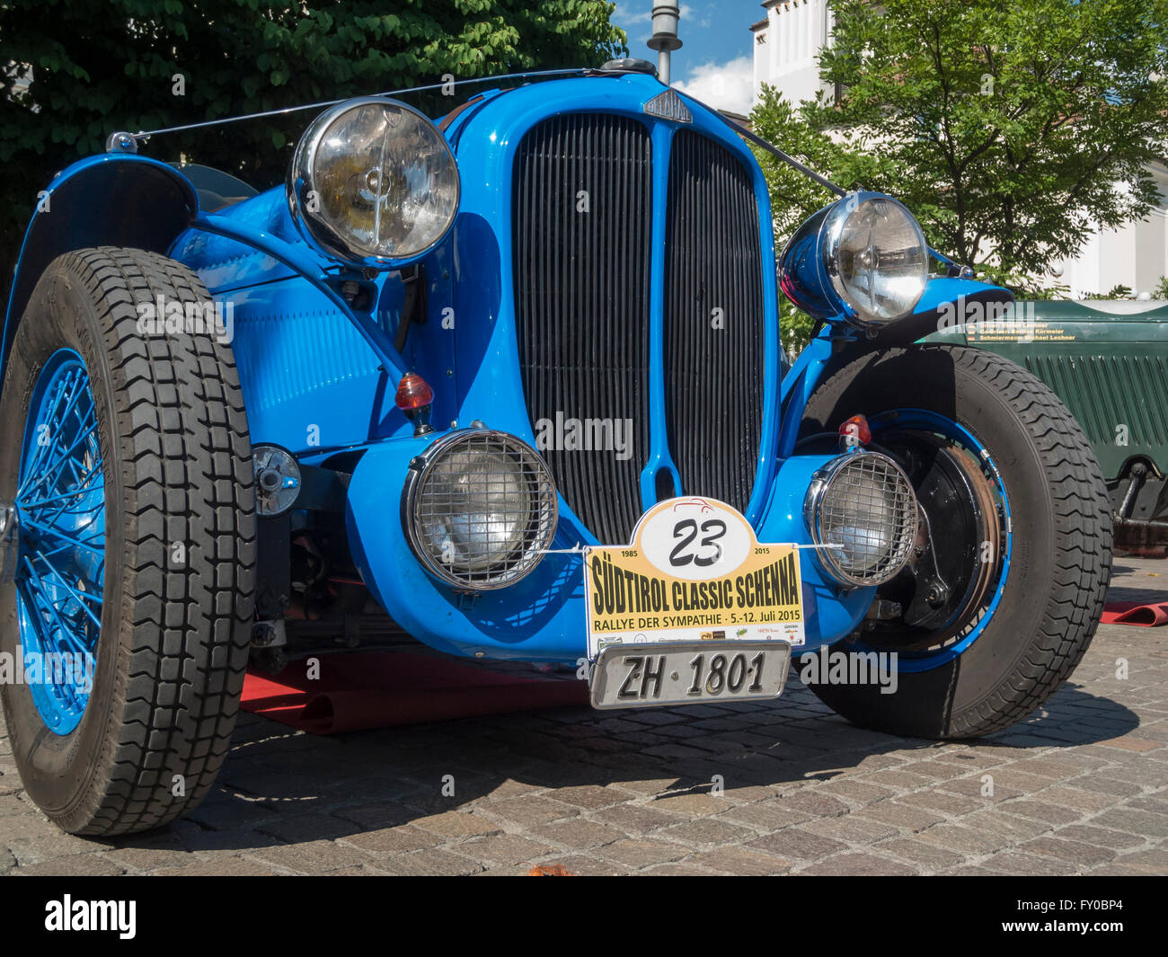 Merano, Italie - 9 juillet 2015 : le bleu Delahaye 135 M Le Mans sur la promenade passant en face de la maison spa Banque D'Images