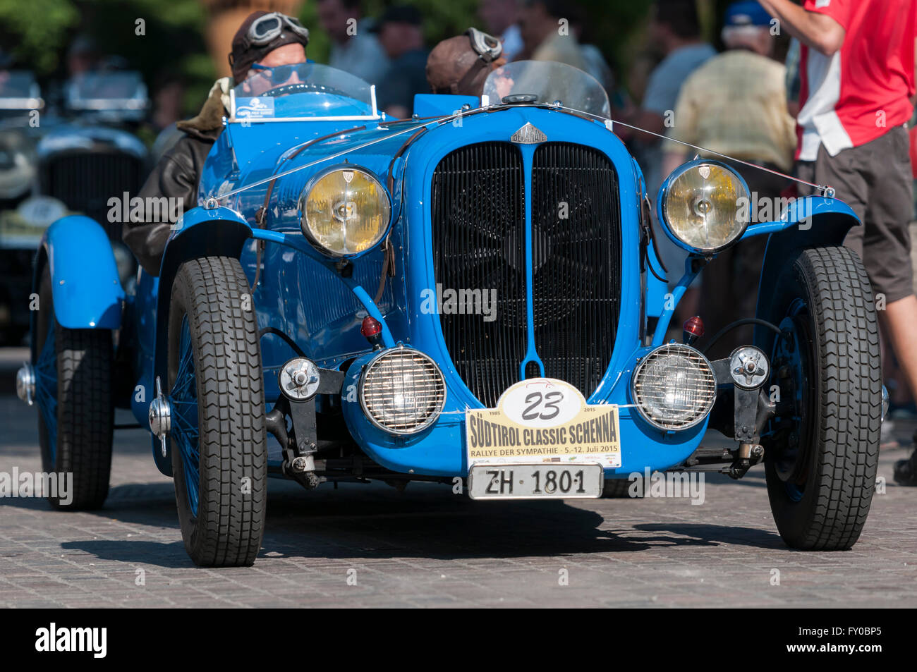 Merano, Italie - 9 juillet 2015 : le bleu Delahaye 135 M Le Mans sur la promenade passant devant la maison-Spa Banque D'Images