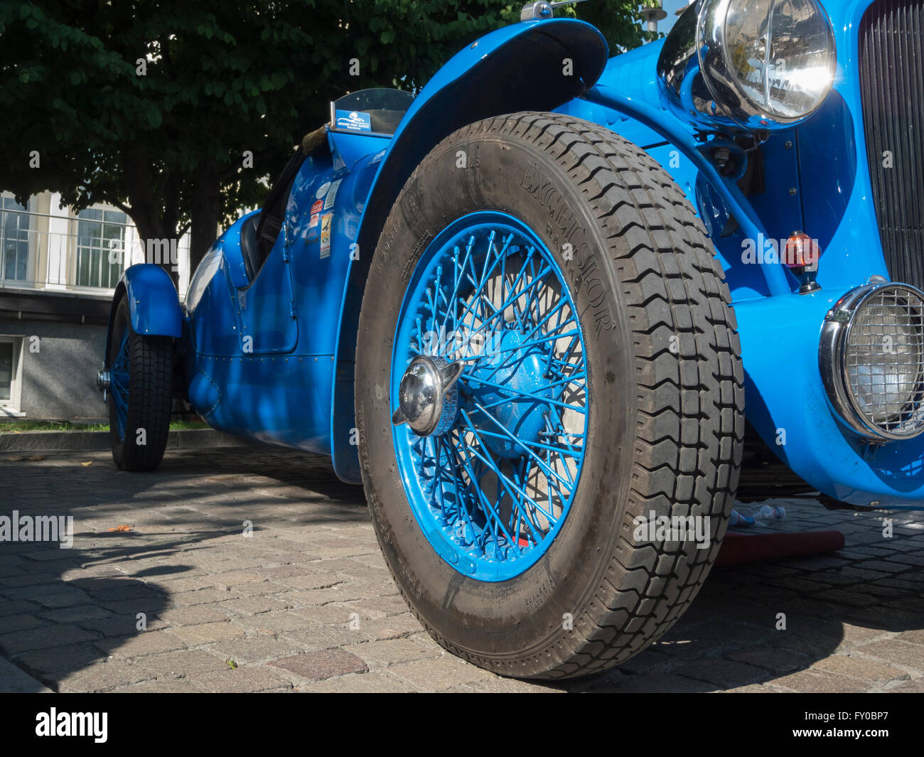 Merano, Italie - 9 juillet 2015 : le bleu Delahaye 135 M Le Mans sur la promenade passant en face de la maison spa Banque D'Images