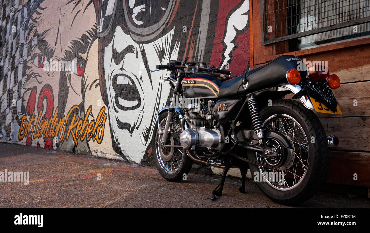 Classic Moto Honda 550K Quatre garé à côté de l'art de rue près de Brick Lane Shoreditch London UK Banque D'Images