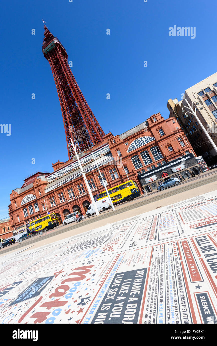 Sous un ciel bleu, une vue sur la célèbre tour de Blackpool de Blackpool, lancashire vu depuis le tapis de comédie Banque D'Images