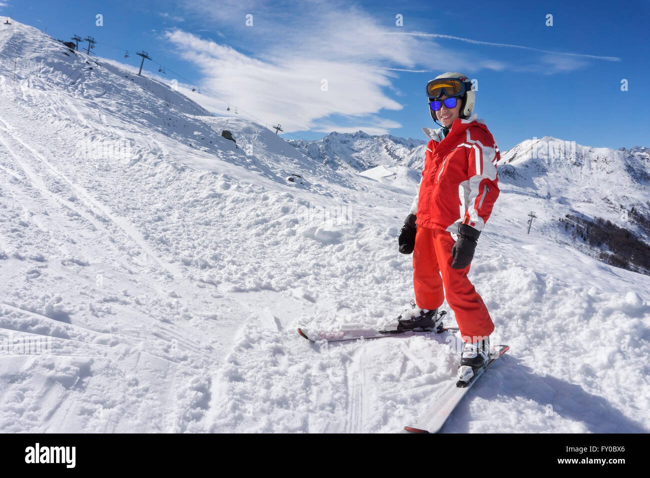 Smiling boy en combinaison de ski sur la neige Banque D'Images