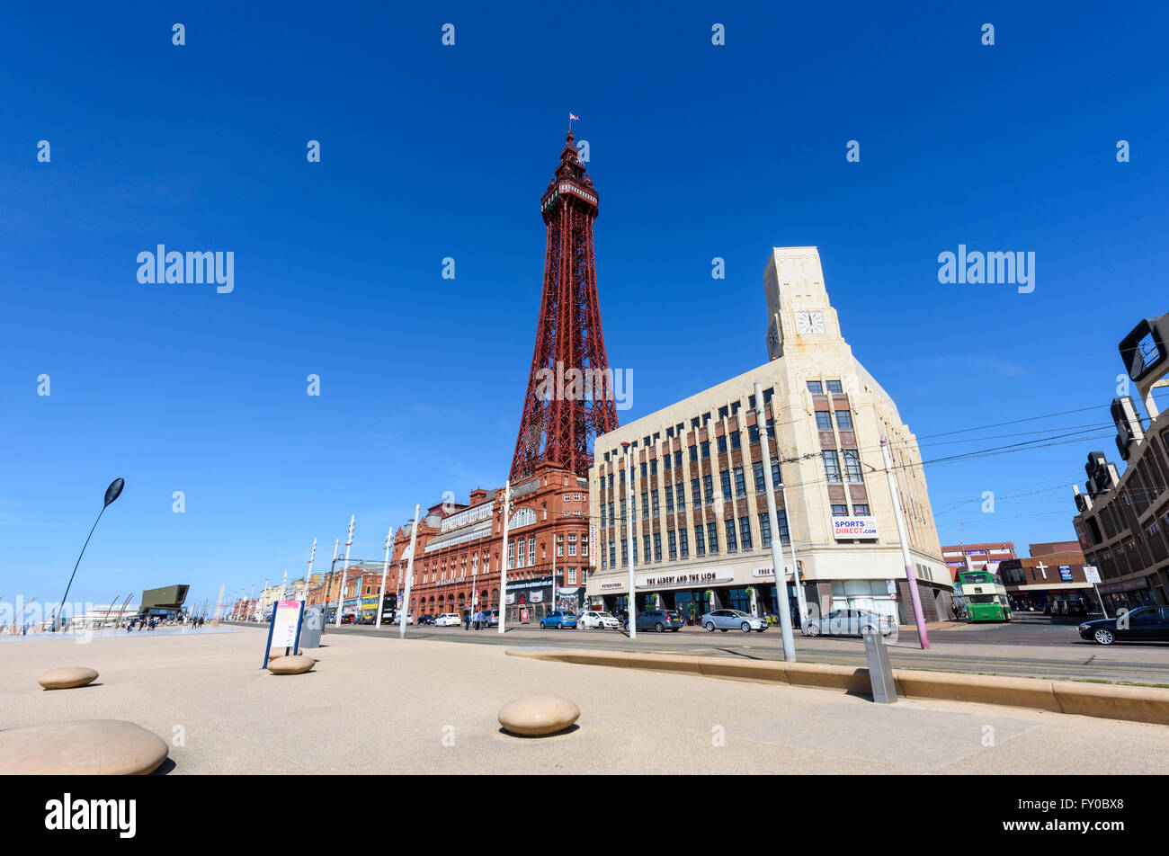 Sous un ciel bleu, une vue sur la célèbre tour de Blackpool de Blackpool, lancashire comme vu de la promenade Banque D'Images