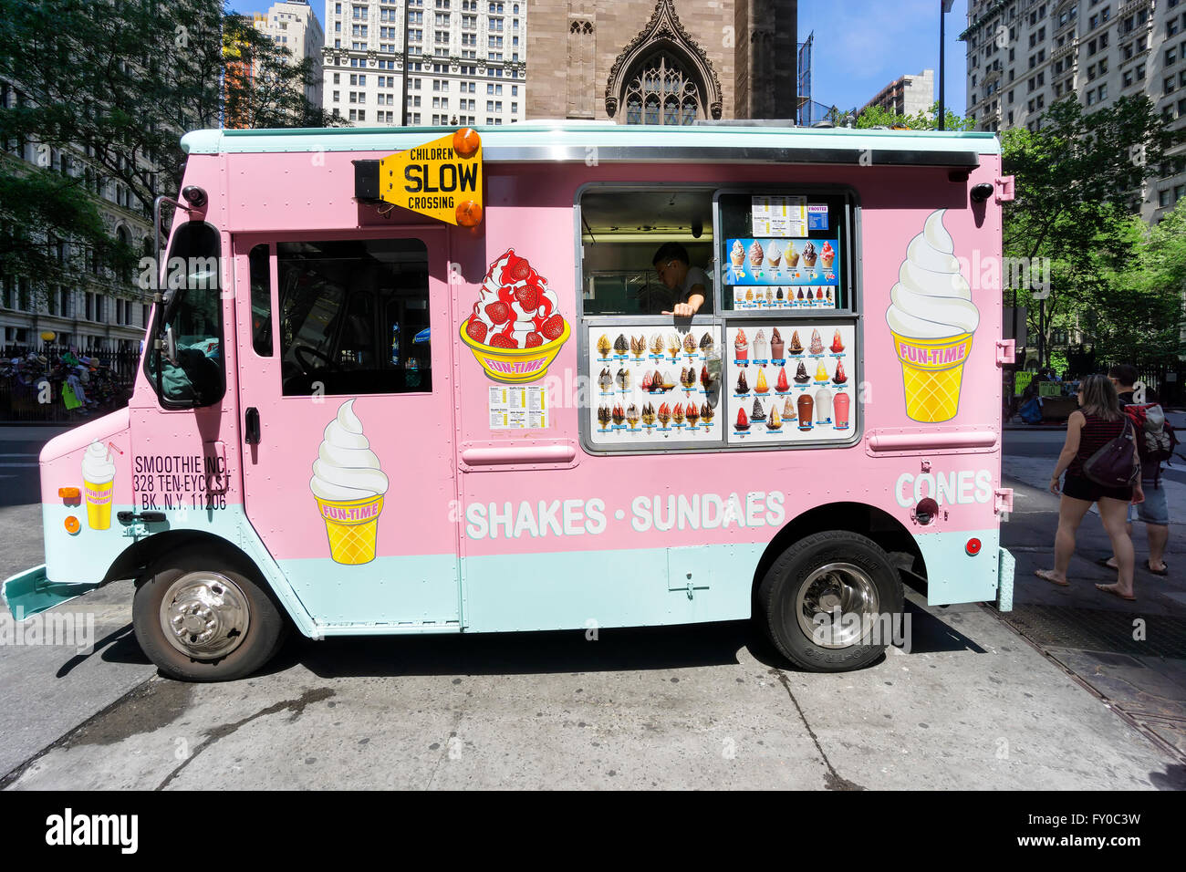 NEW YORK CITY- 13 juin 2015 : Rose Livraison camion de crème glacée sundae et les cônes dans les rues de Manhattan, à New York City Banque D'Images
