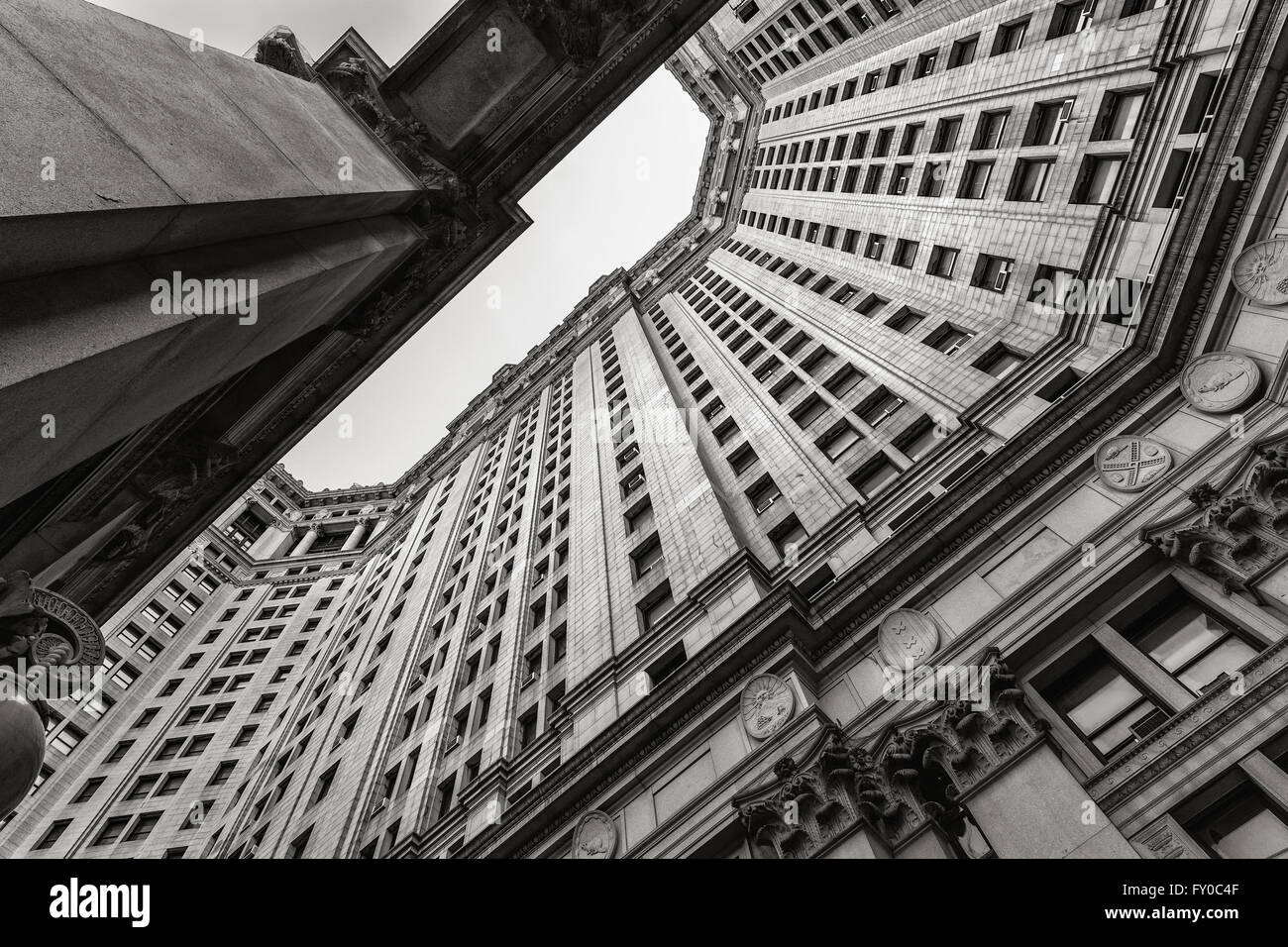 Manhattan Municipal Building. Grand angle vue de dessous en noir et blanc. Lower Manhattan, New York City Banque D'Images