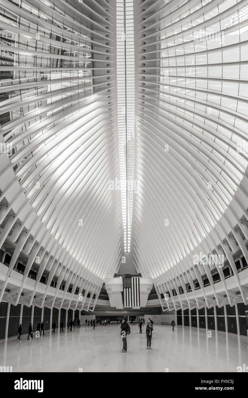 Vue de l'intérieur de l'Oculus, World Trade Center Station de Chemin au crépuscule, le Quartier Financier de Manhattan, New York City Banque D'Images