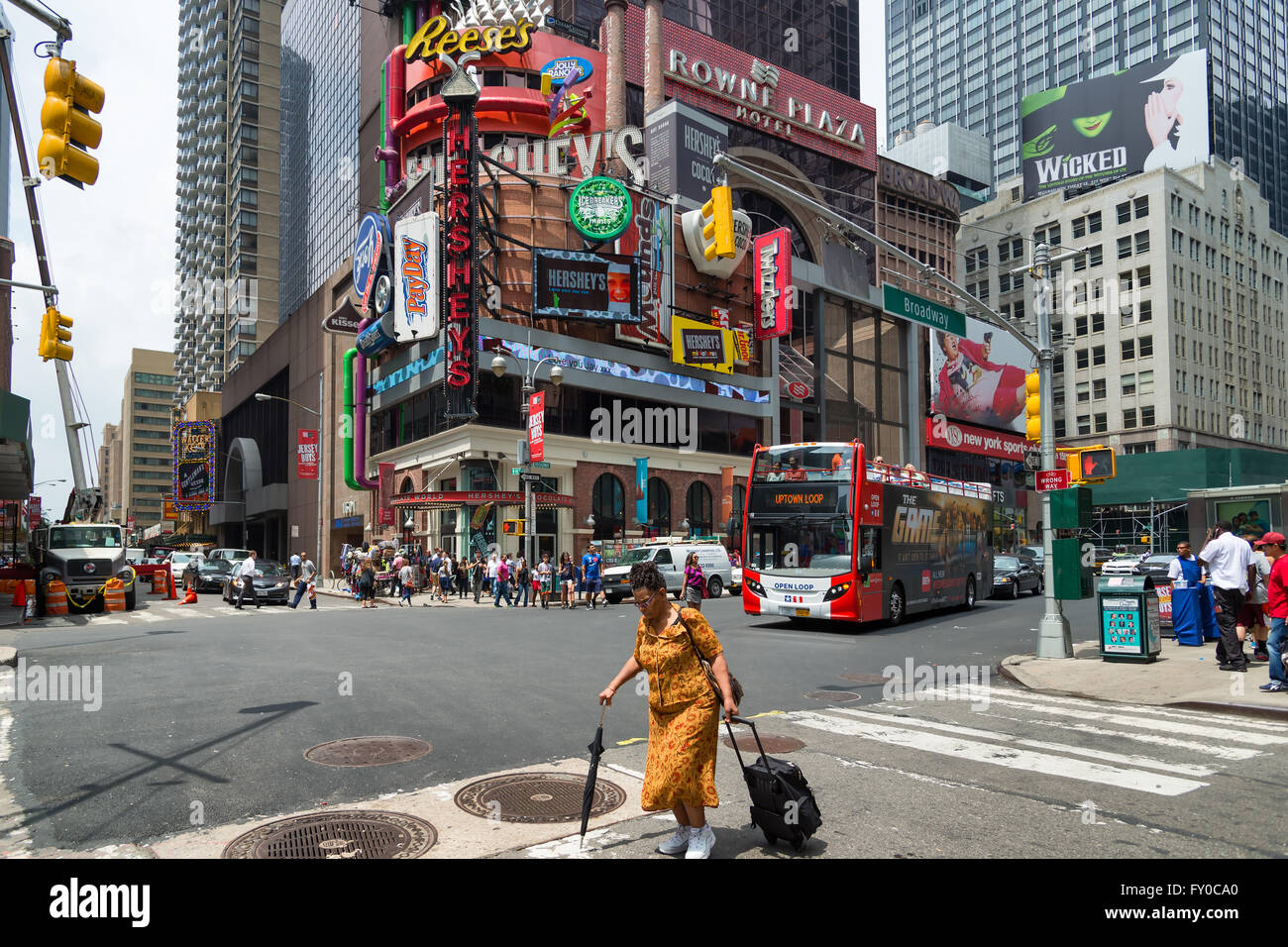 NEW YORK - 15 juin 2015 : busy intersection de Broadway et 48th Street, Broadway est mieux connu comme la route à New York accueil de Banque D'Images