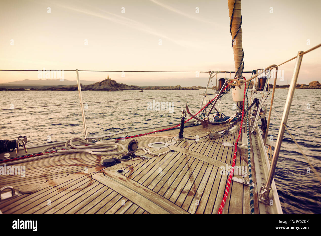 La voile au coucher du soleil Banque D'Images