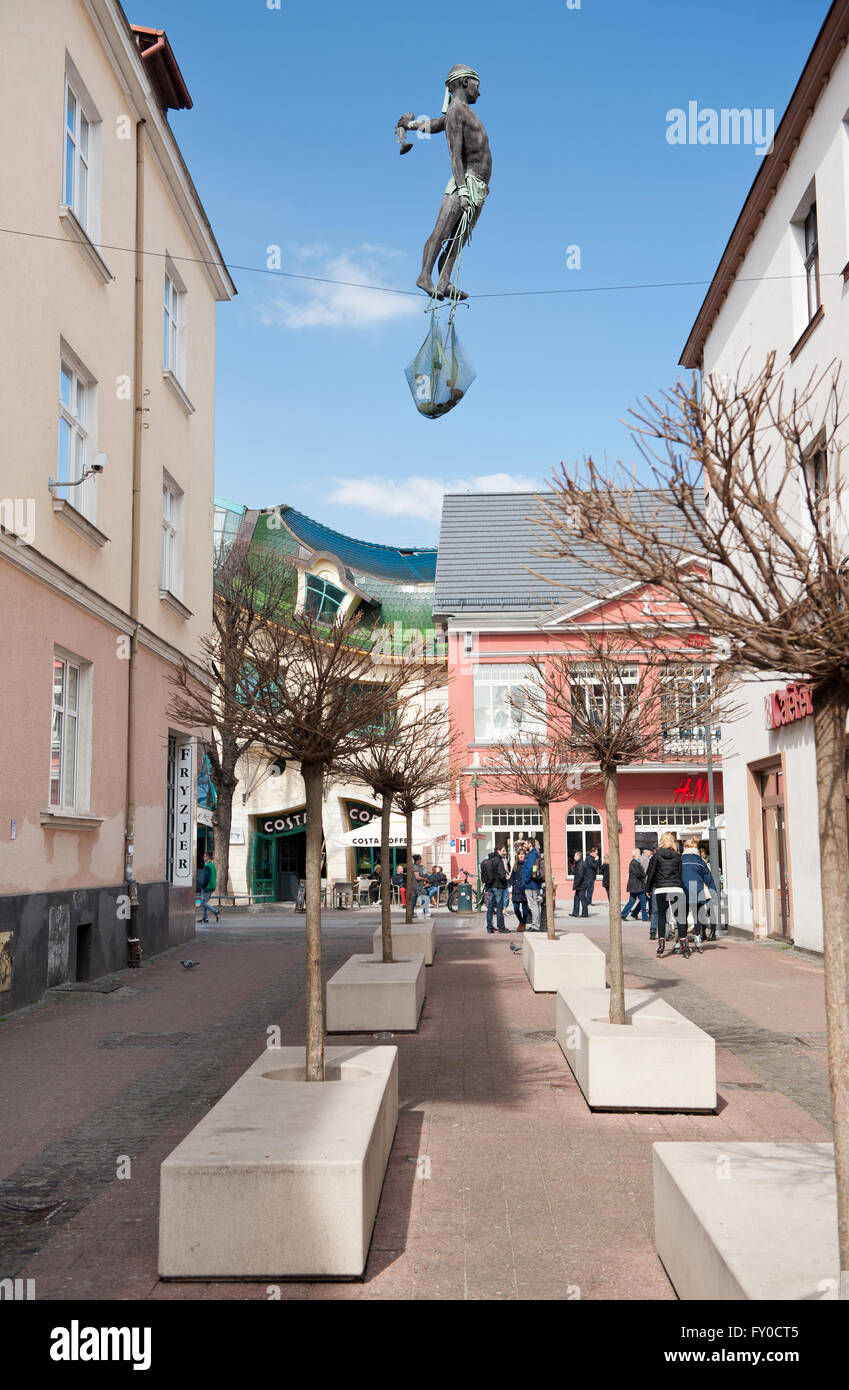 Tightrope walking pêcheur dans Sopot, sculpture d'un Walker en équilibre sur la corde entre les deux bâtiments de l'extérieur. Pologne, Europe Banque D'Images