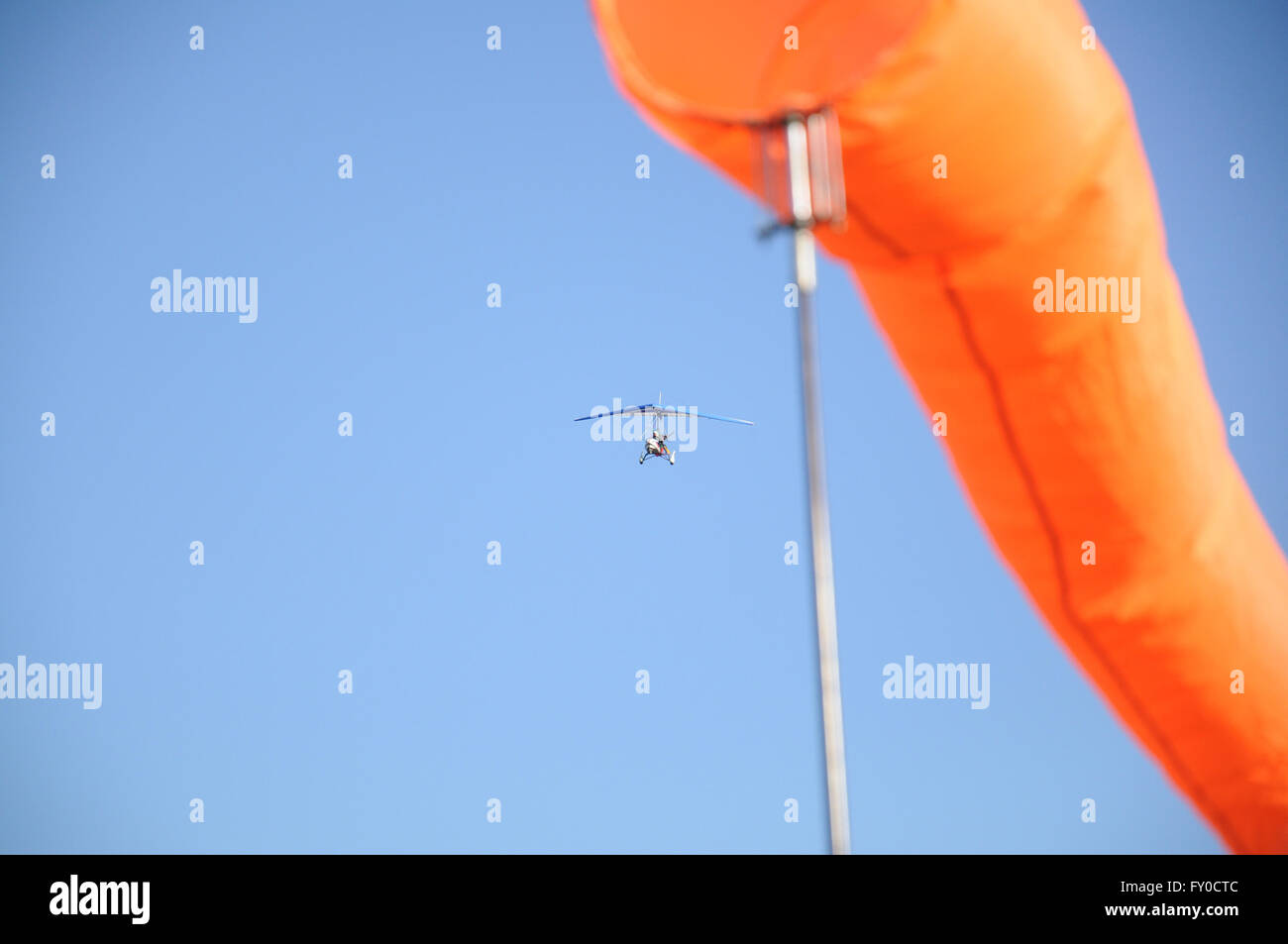 Ultralight trike survolent le domaine de l'environnement de la ville Kovrov, Russie Banque D'Images