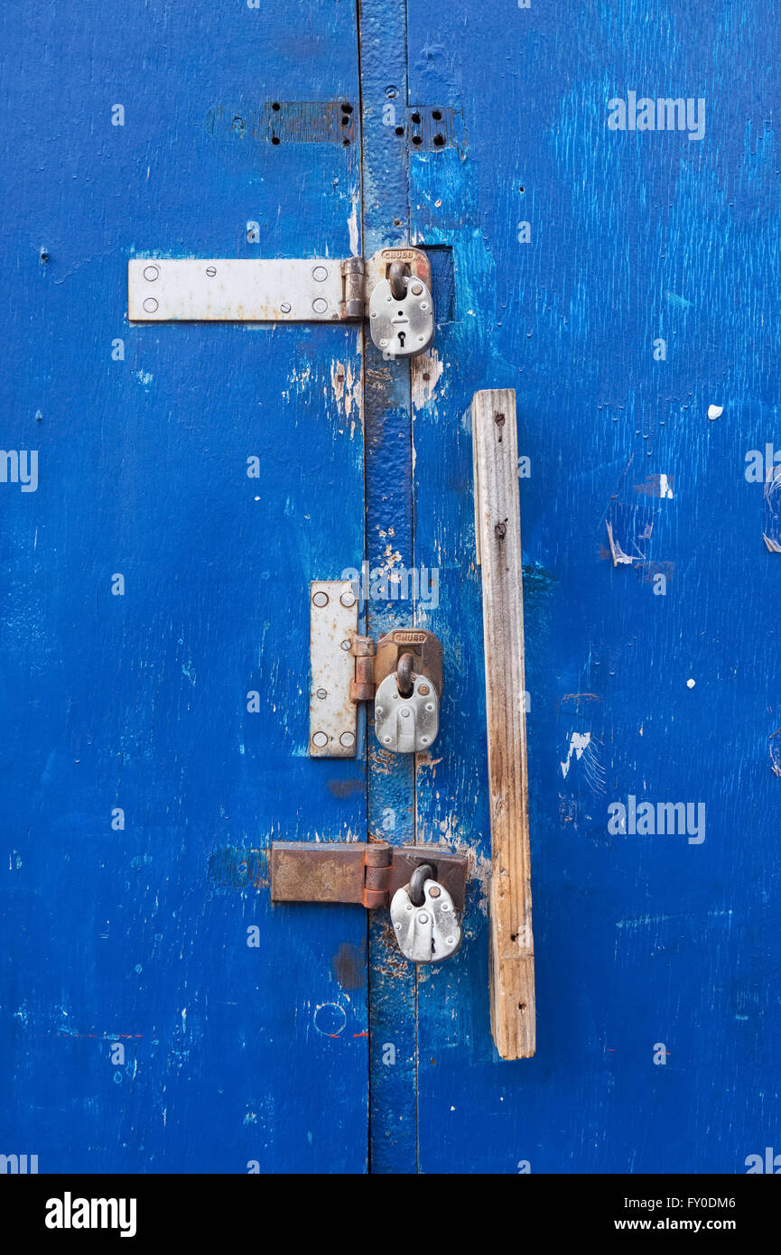 Porte bleue fermée par trois cadenas Banque D'Images