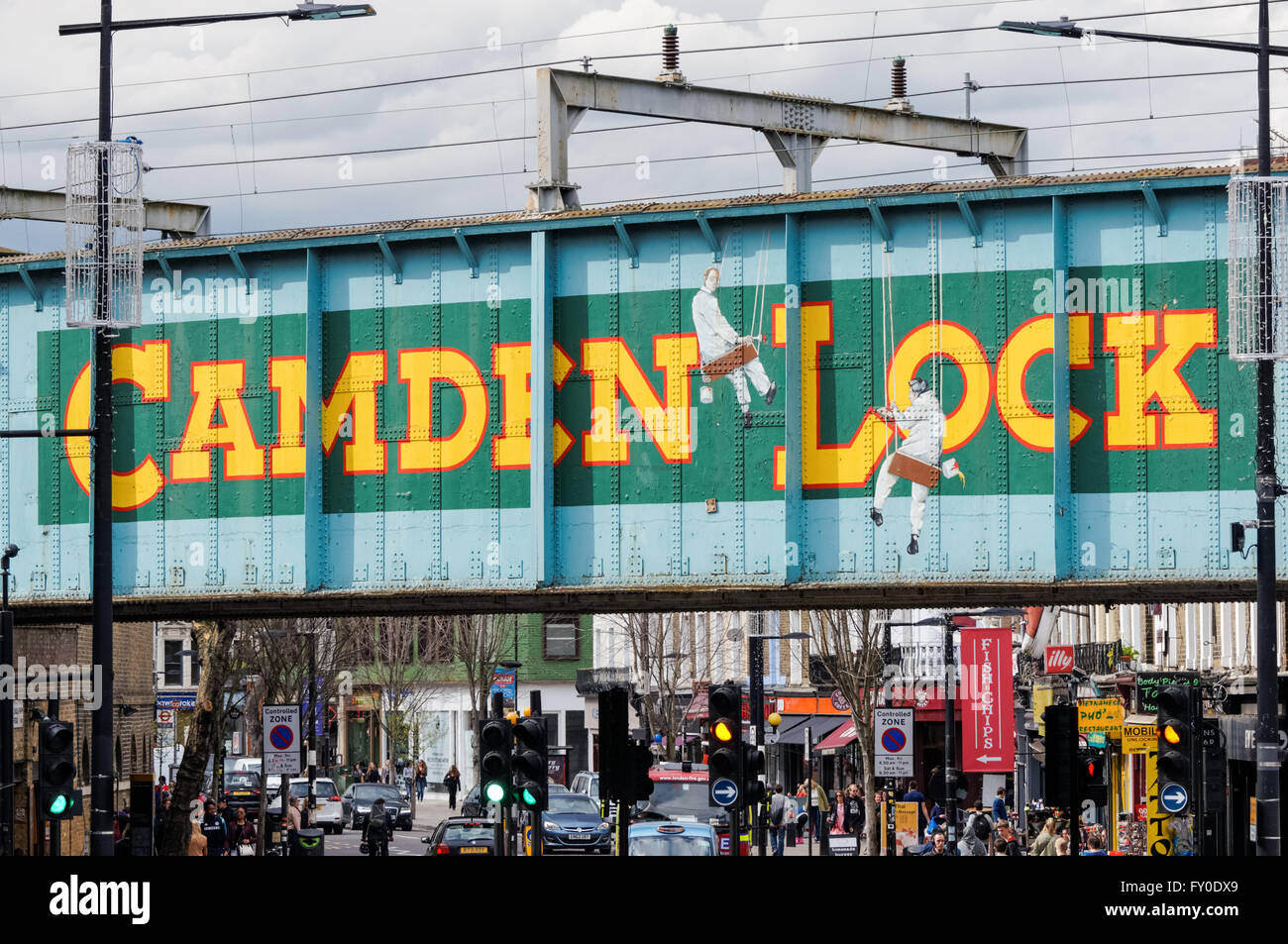 Pont de chemin de fer Camden Lock au-dessus de Camden High Street, Camden Town, Londres Angleterre Royaume-Uni Banque D'Images