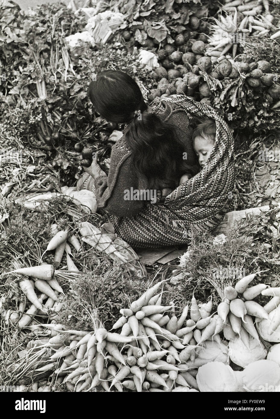Mère Enfant en légumes du marché Chichicastenango Guatemala Banque D'Images