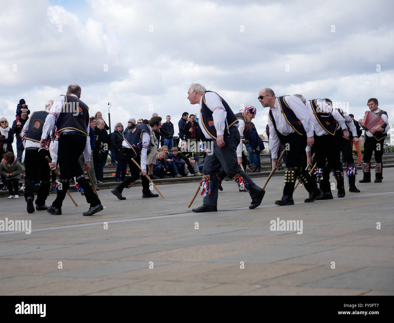 Morris Dancers la foule dans Greenwich London Banque D'Images