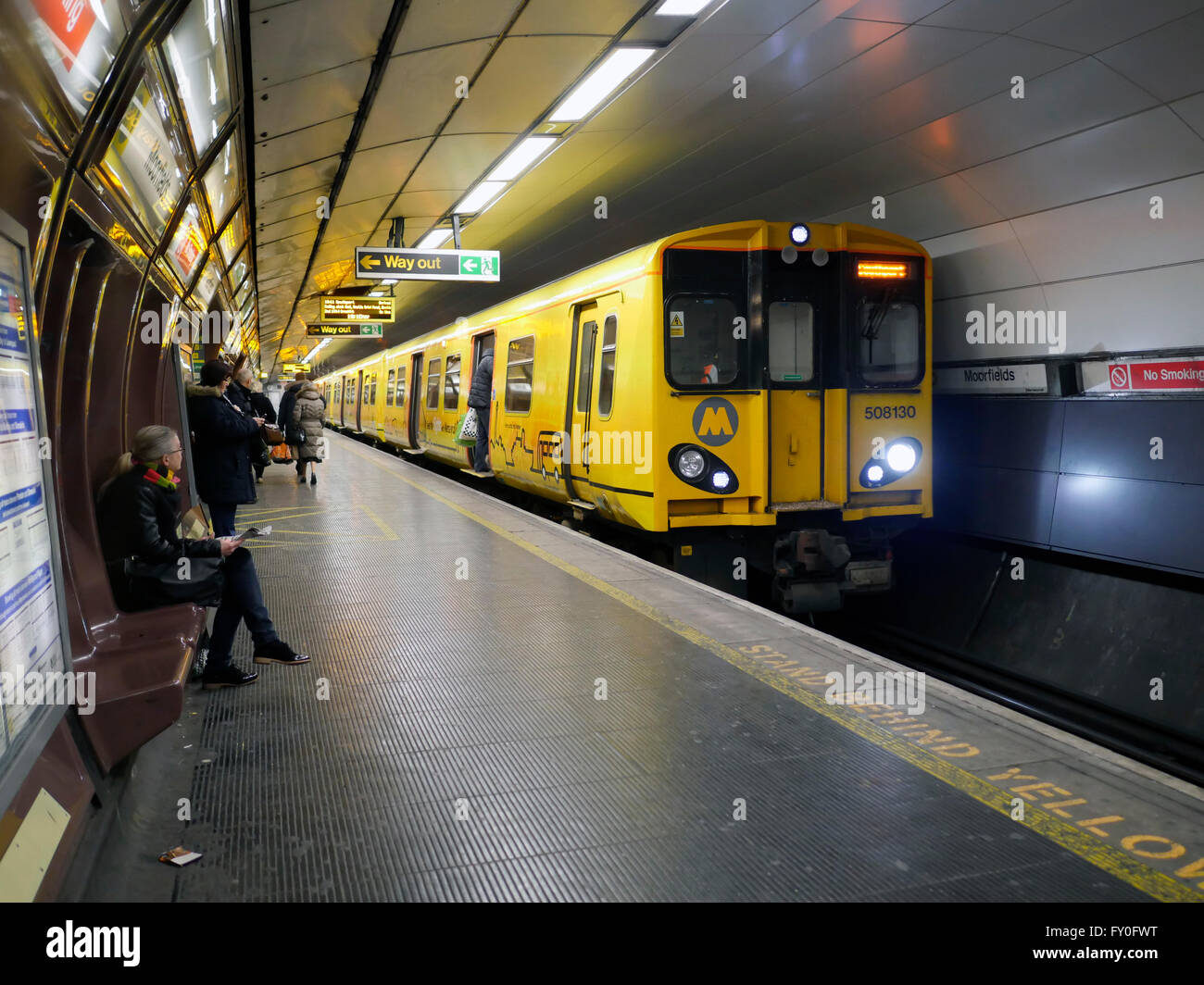 Moorfields Merseyrail Train arrivant en gare de Liverpool Banque D'Images
