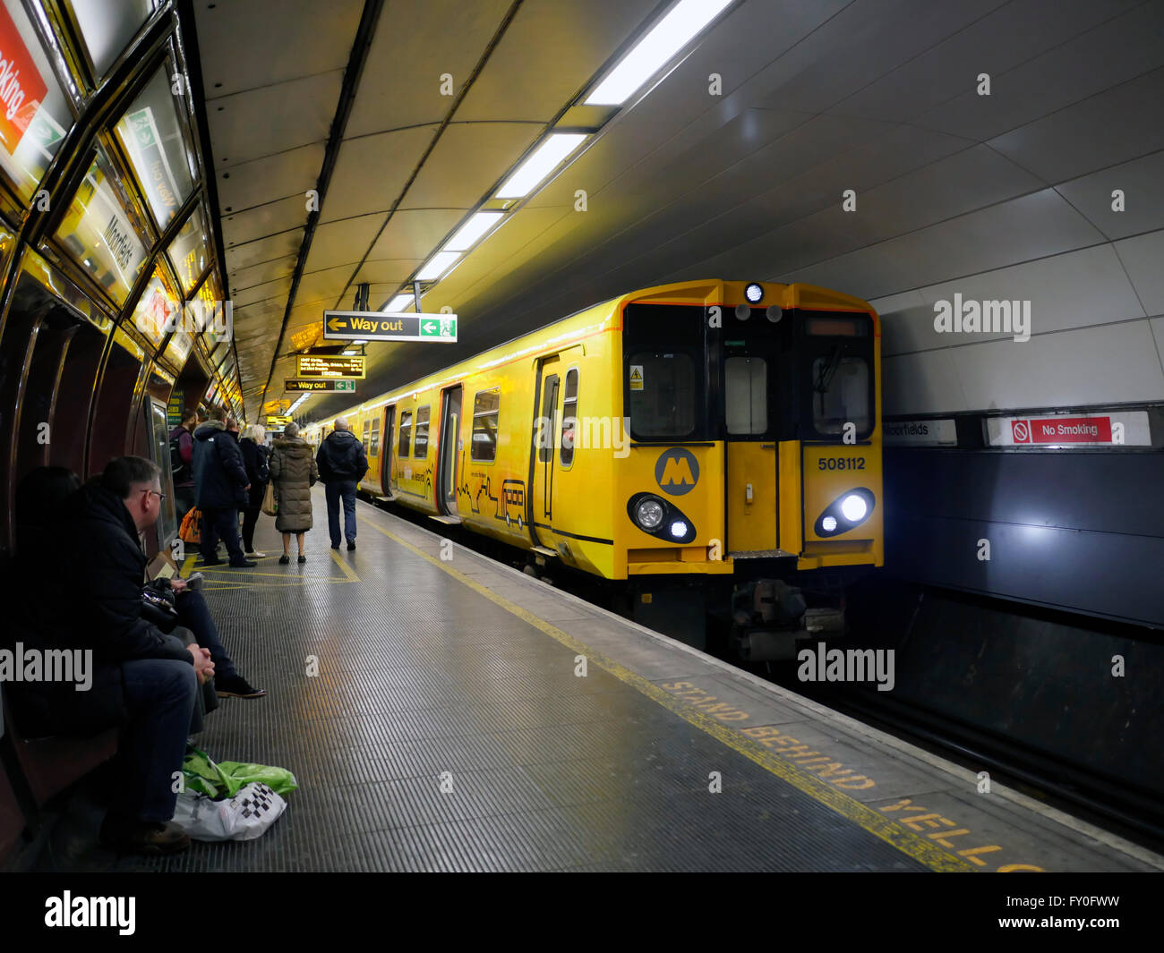 Moorfields Merseyrail Train arrivant en gare de Liverpool Banque D'Images
