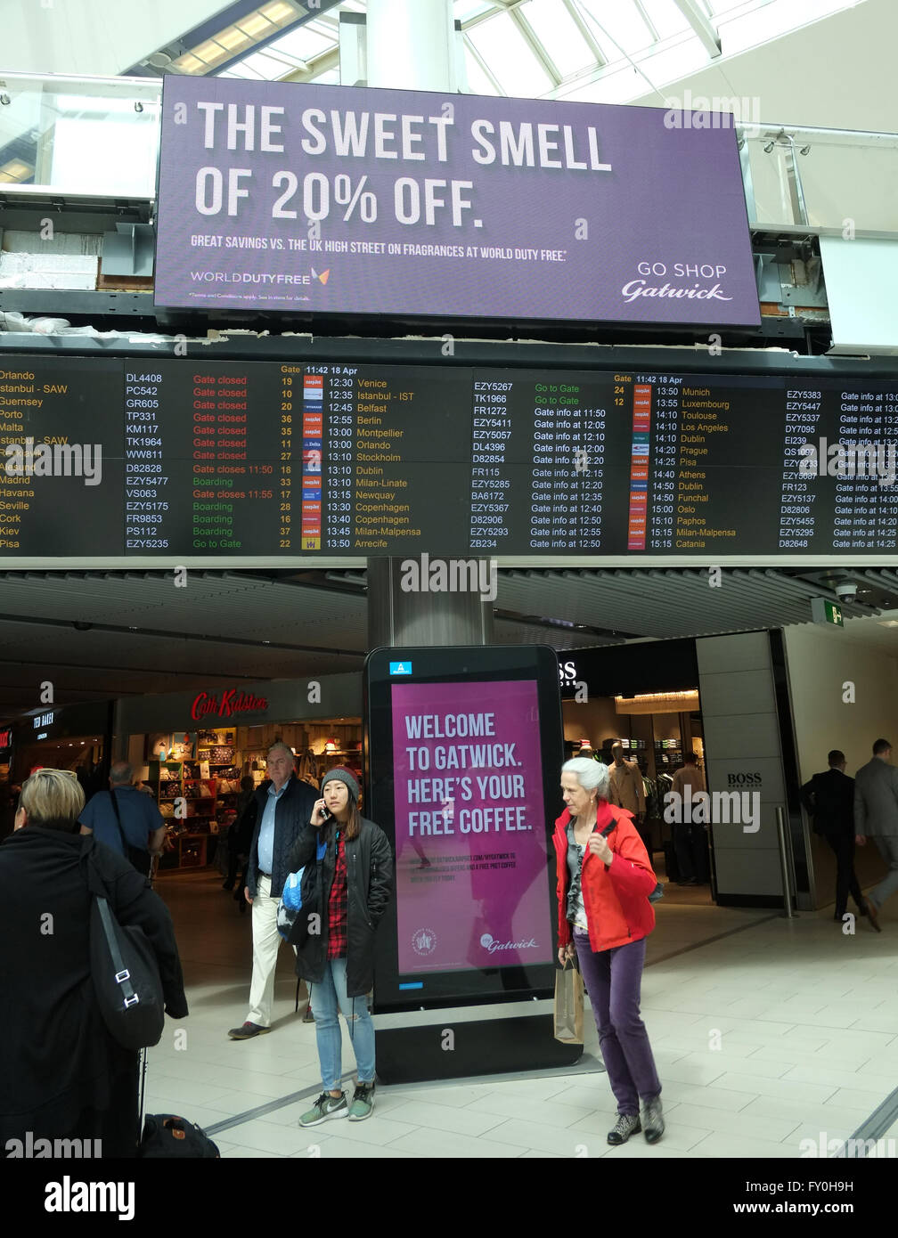 Le départ de l'administration à l'aéroport de Gatwick, avec signes de détail 18 Avril 2016 Banque D'Images