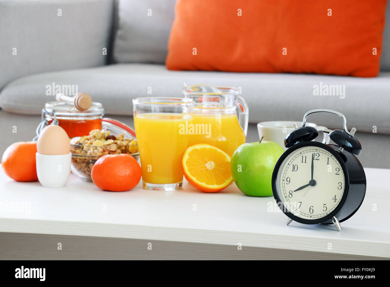 Le petit-déjeuner sur la table de la chambre d'hôtel. Banque D'Images