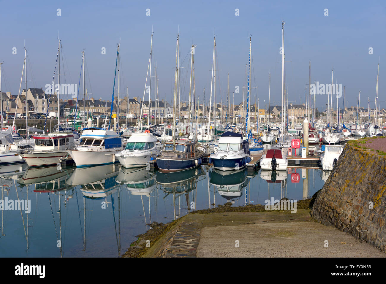 Le port de saint vaast la hougue Banque de photographies et d’images à ...