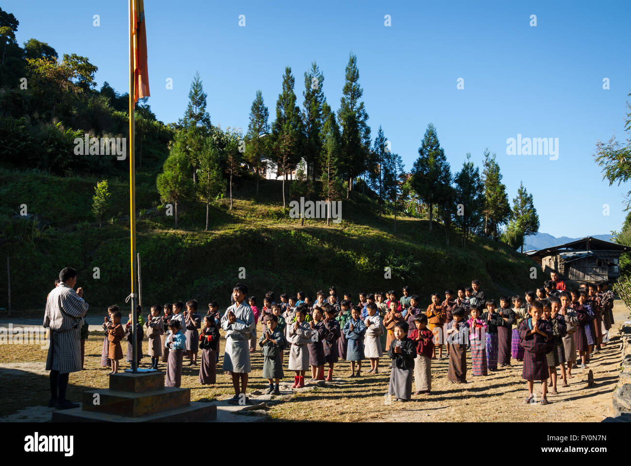 Les élèves portant des vêtements traditionnels à matin Assemblée générale à l'école primaire de Nimshong village au sud du Bhoutan Banque D'Images