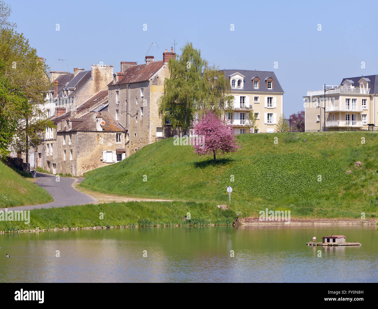 Ville et étang de Falaise, une commune française, située dans le département du Calvados et la région Basse-Normandie, France Banque D'Images